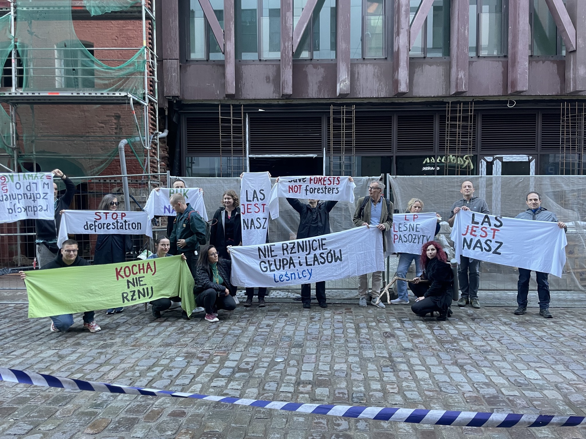 Zdjęcie z protestu w sprawie ochrony i zaprzestania wycinki lasów Trójmiejskiego Parku Krajobrazowego organizowany przez Koalicje Las Jest Nasz